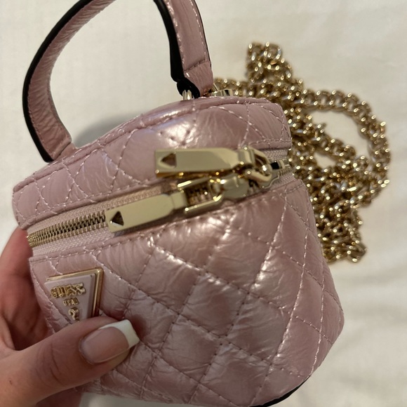 Guess - Picture 1 of 4